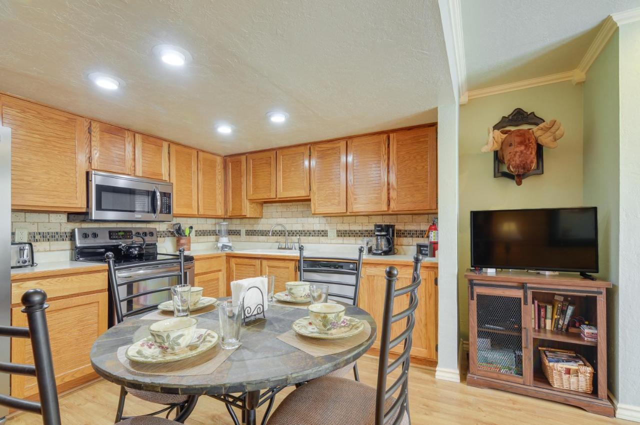 Apartment Getaway With Hot Tub Near National Parks!