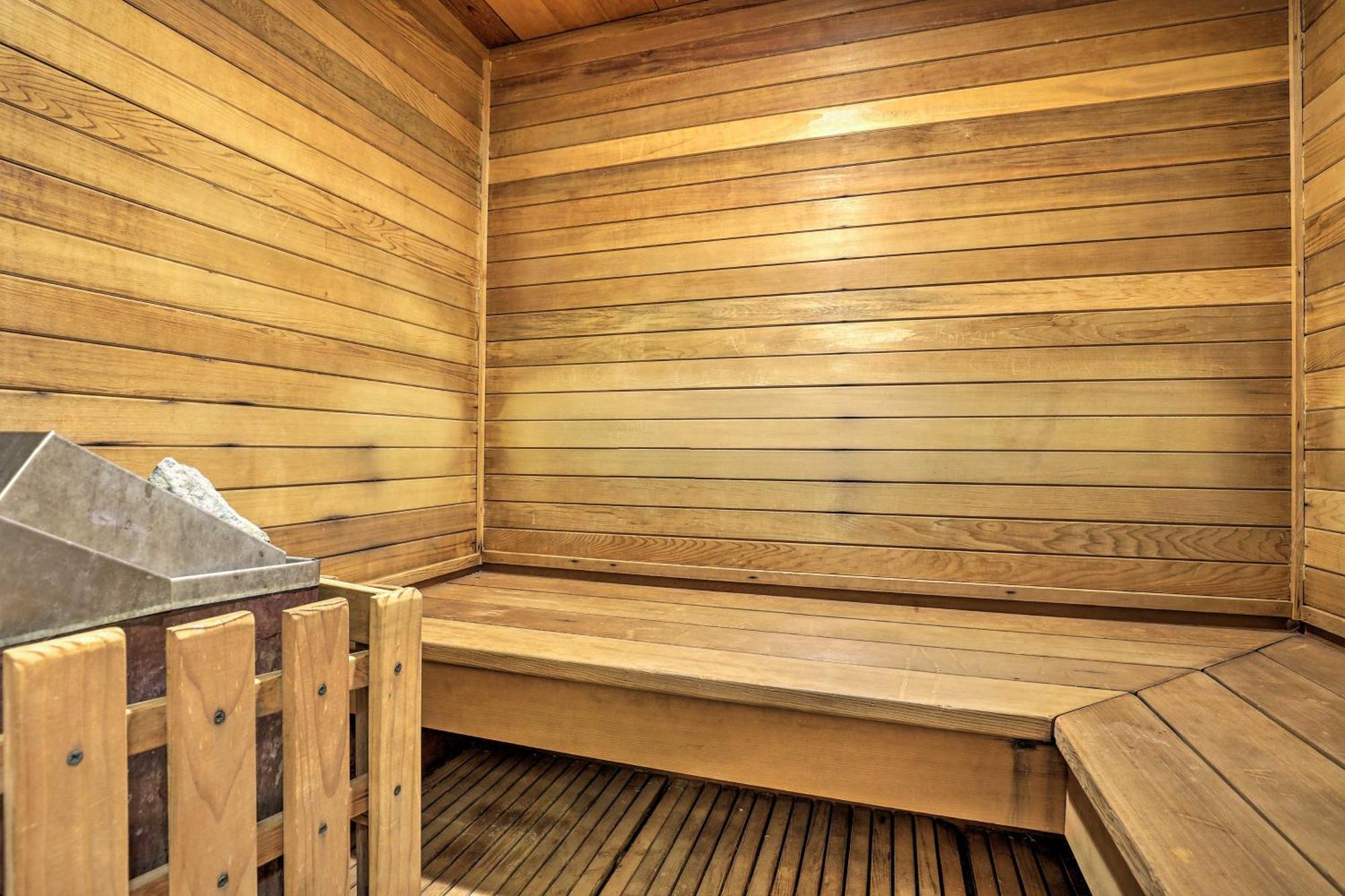 Getaway With Hot Tub Near National Parks!